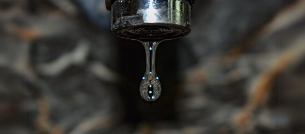 goutte d'eau tombant du robinet