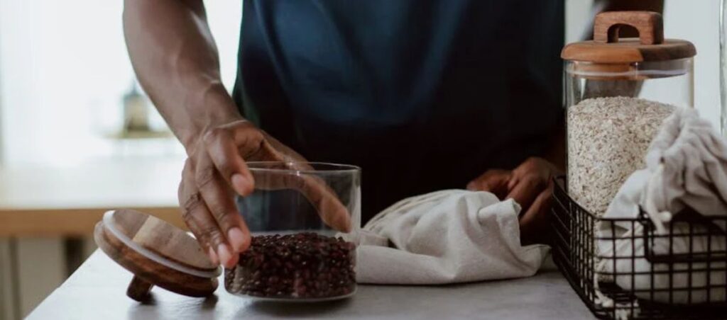 grains de café dans un récipient hermétique