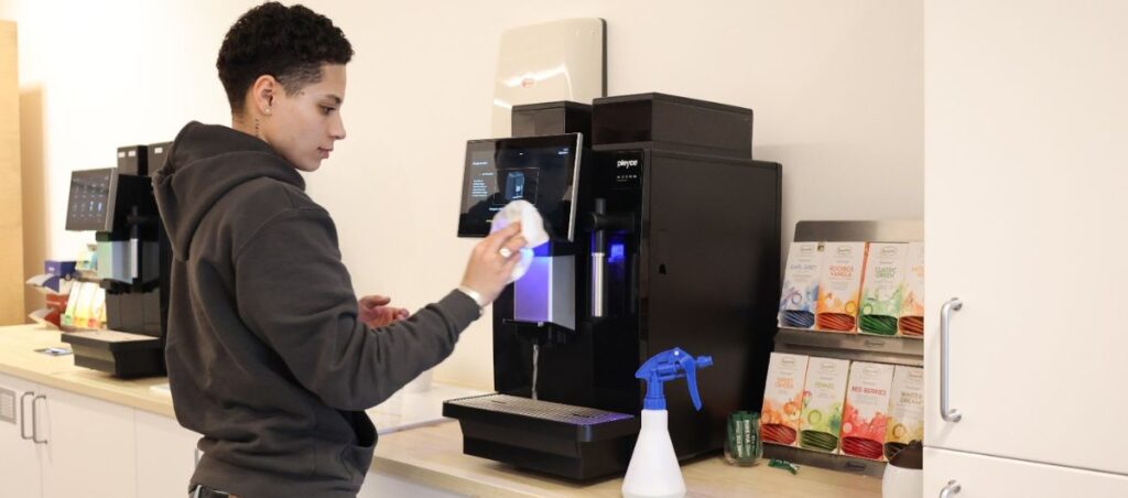 Intervention en cours sur une machine à café automatique, assurée par un technicien Pleyce