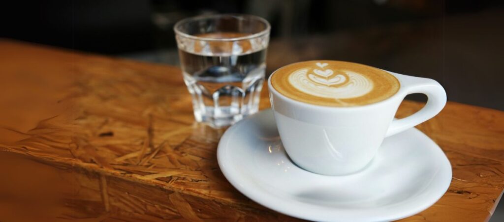verre d'eau et tasse café grain