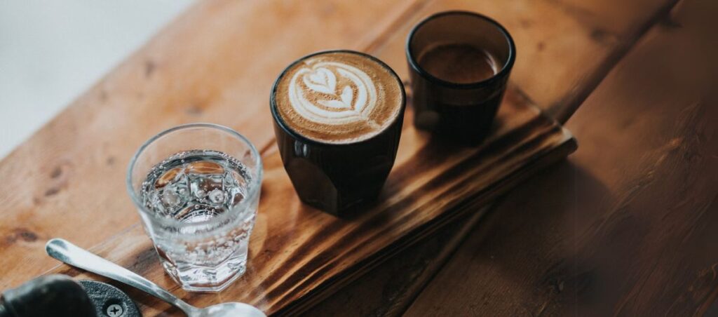 verre d'eau et café