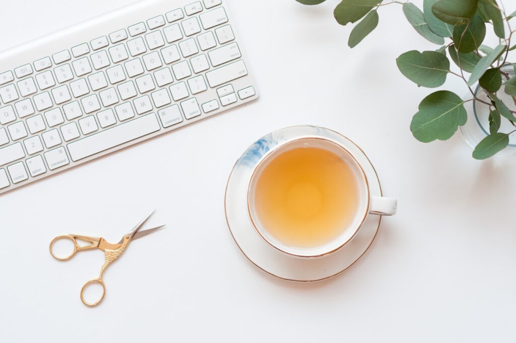 thé, tasse, clavier, ciseau, bureau, plante