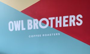Mur peint avec le logo d'Owl Brothers