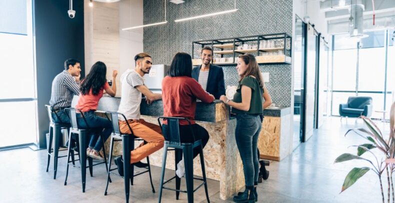Revenir au bureau pour retrouver la machine à café !