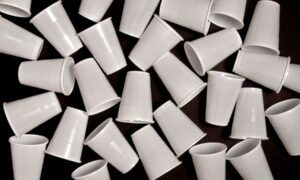 L’interdiction des gobelets plastique à usage unique dans les entreprises