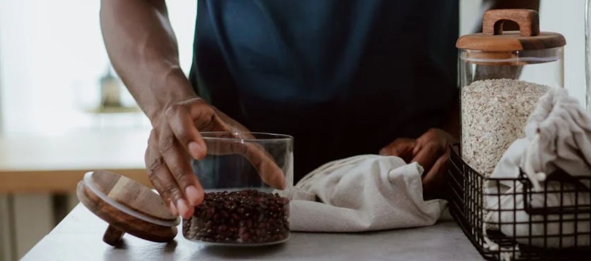 grains de café dans un récipient hermétique