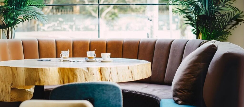 Tasses de café vides sur une table après une pause au bureau – ambiance conviviale, détente et discussion entre collègues