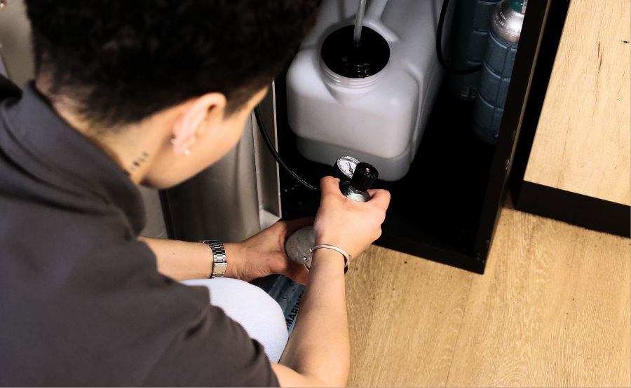 Machine à café en entreprise réservoir ou raccordement à l’eau