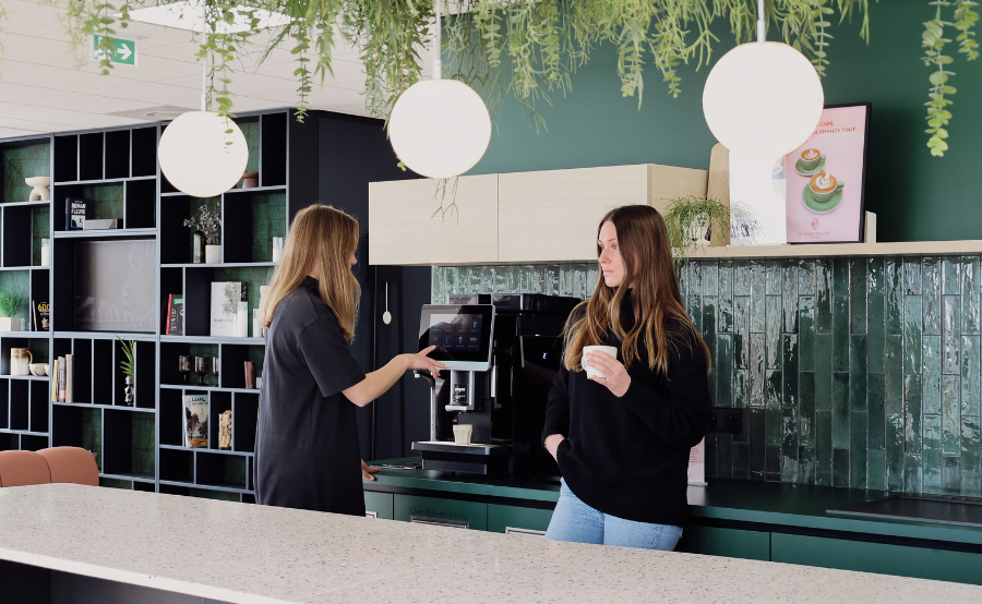 Machine à café raccordée à une arrivée d'eau : autonomie et efficacité