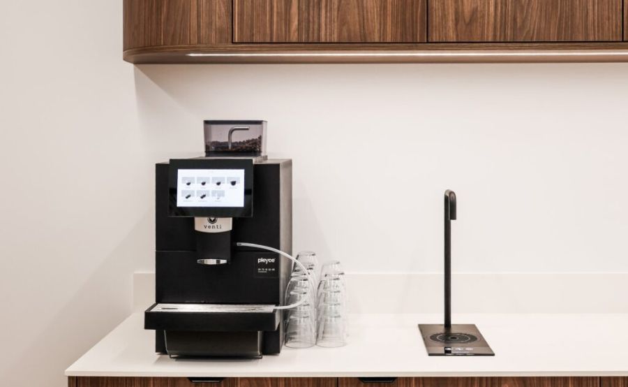 Pleyce x TaylorWessing Fontaine à eau Alta - Machine à café Janne