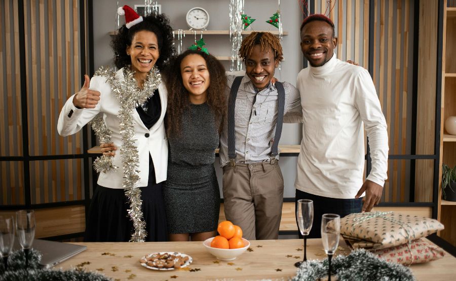 Noël au bureau : idées d’activités et convivialité- Credits KATRIN BOLOVTSOVA