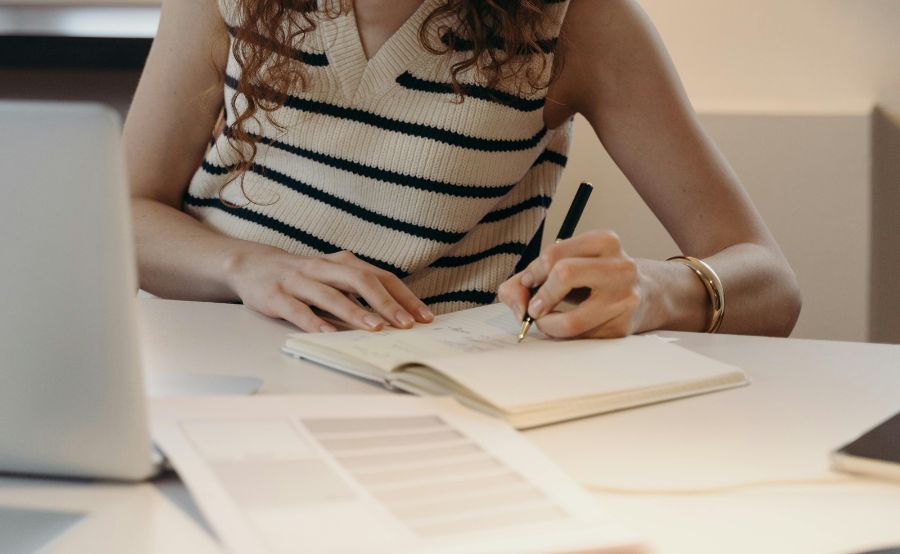 Pause-café déconnecter pour se reconnecter au travail, surcharge digitale - Photo de cottonbro studio: